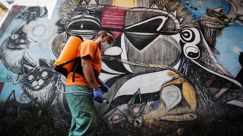 Desinfección en las favelas brasileñas y canciones en los tejados: el día en fotos