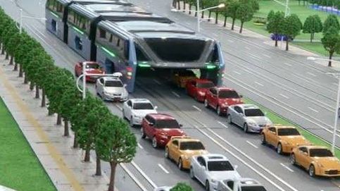 El autobús 'volador' que evita los atascos: así es el transporte público más innovador de China