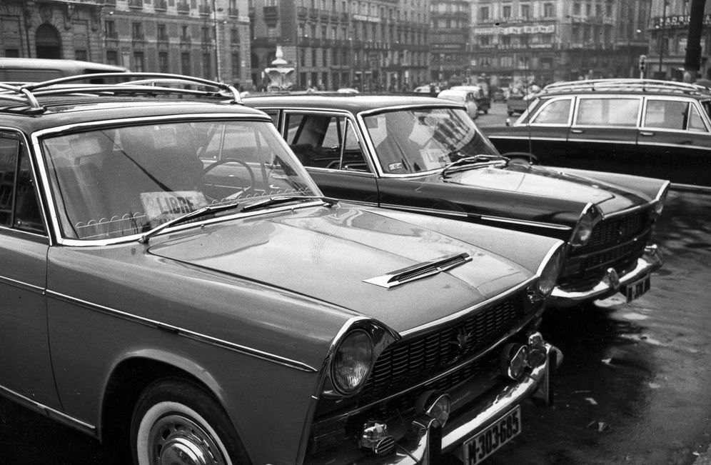 Foto: Parada de Gran Turismos en la puerta del Sol a principios de los años setenta. (Foto de Fundación Diario Madrid y proporcionada por Javier Leralta)