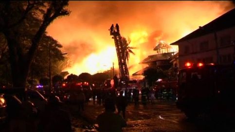 Espectacular incendio en un hotel turístico en Birmania