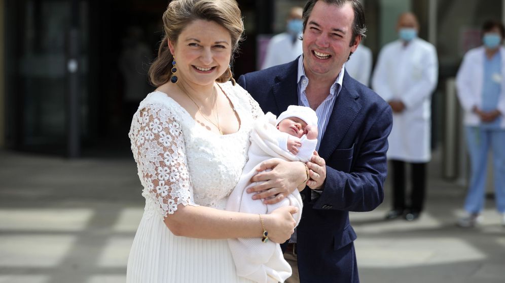 Foto: Guillermo y Stéphanie de Luxemburgo, con su primer hijo. (EFE)