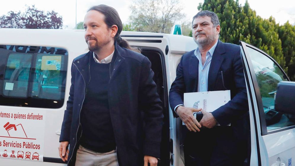 Foto: Pablo Iglesias y su jefe de gabinete, Pablo Gentili, a su llegada en taxi al debate electoral de Atresmedia. (EFE)