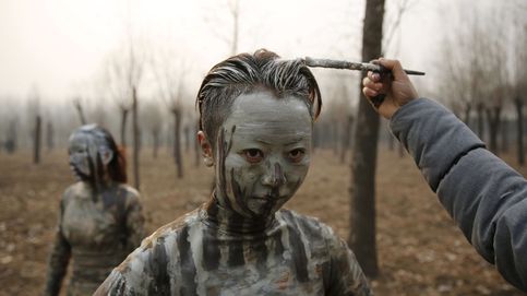 Liu Bolin, el hombre invisible, camufla a sus modelos en plena contaminación china