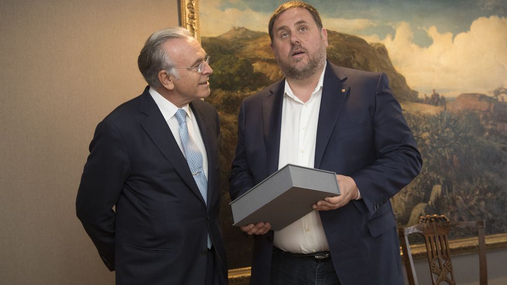 Foto: El vicepresidente del Govern y 'conseller' de Economía, Oriol Junqueras (d), y el presidente de la Fundación Bancaria la Caixa, Isidre Fainé. (EFE)