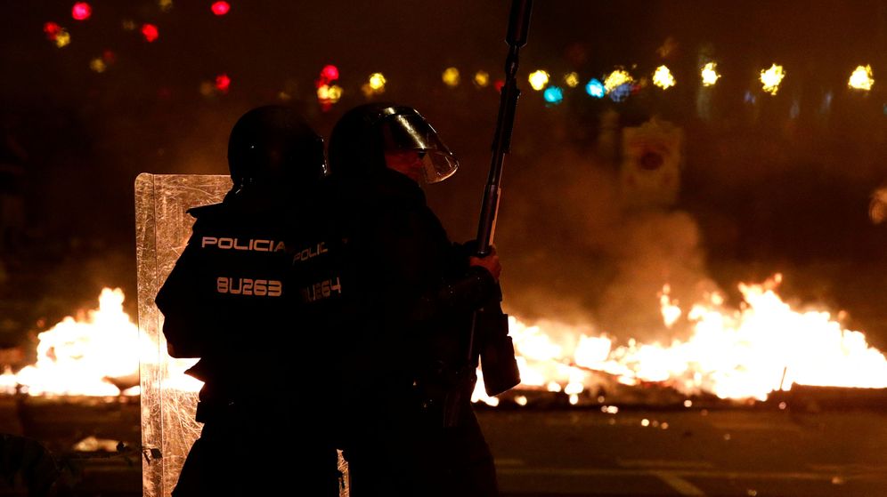 Foto: Policías frente a barricadas en la noche de este miércoles en Barcelona. (Reuters)