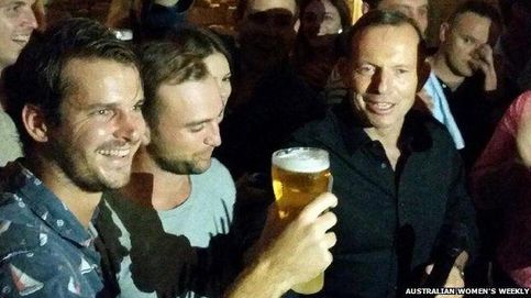 Tony Abbott, el primer ministro australiano, se bebe las pintas de cerveza de un trago