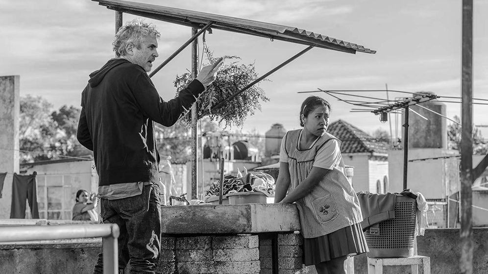 Foto: Alfonso CuarÃ³n dirige a Yalitza Aparicio en 'Roma'. (Carlos Somonte)