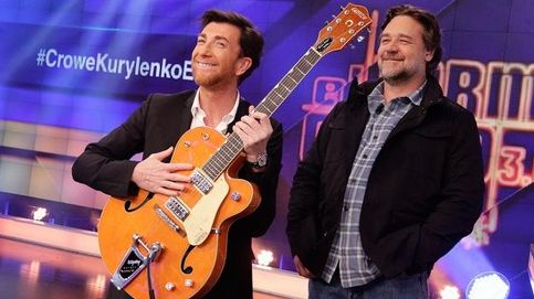 Russell Crowe le regala una guitarra a Pablo Motos