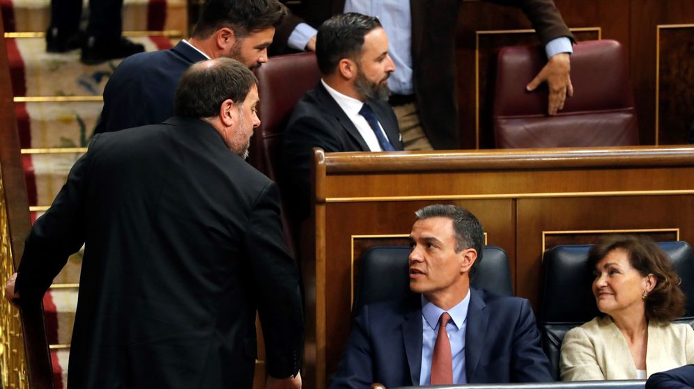 Foto: Pedro Sánchez conversa con Oriol Junqueras durante la constitución del Congreso de los Diputados. (EFE)