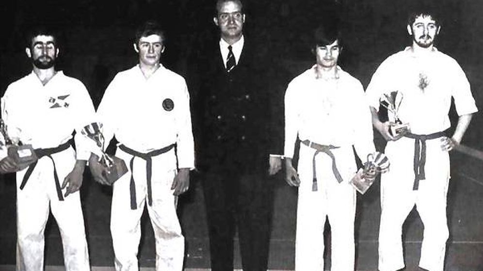Foto: El príncipe Juan Carlos, con algunos karatecas, en el primer Campeonato de España celebrado en 1970. (RFEK)