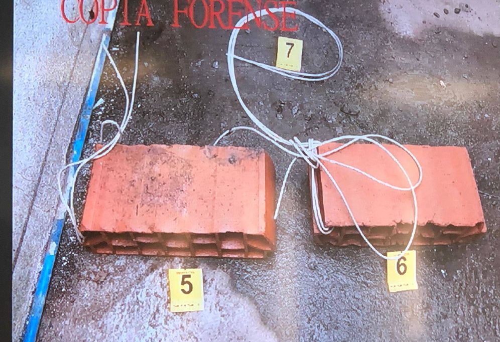 Foto: Bloques de ladrillo que se encontraron atados al cuerpo de Diana Quer. (El confidencial)