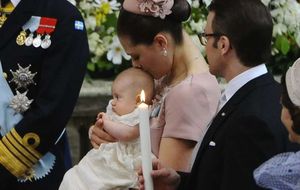 Victoria de Suecia bautiza a la pequeña Estelle
