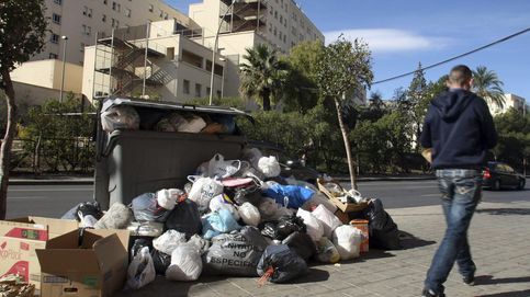 La basura se acumula en las calles de Alicante