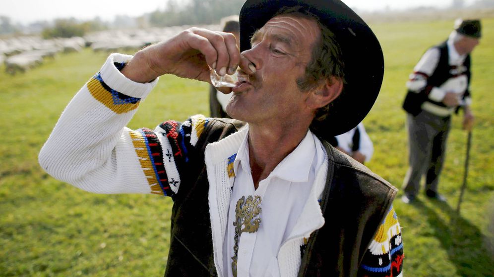 Foto: Un hombre bebiendo vodka en el sur de Polonia. (Reuters)