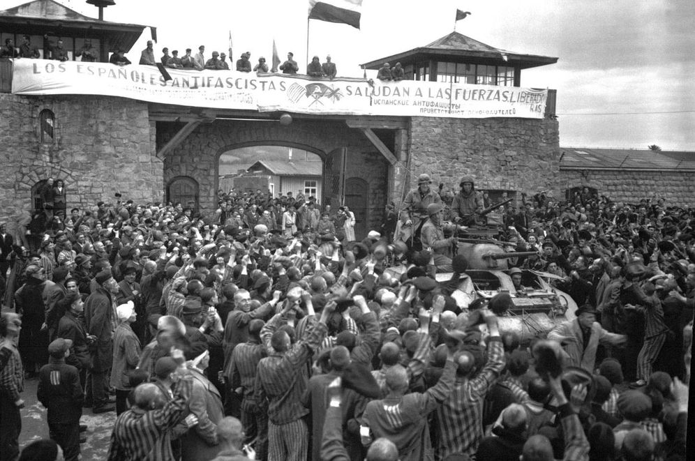 Foto: Los españoles presos en Mauthausen celebran la liberación del campo en 1945.