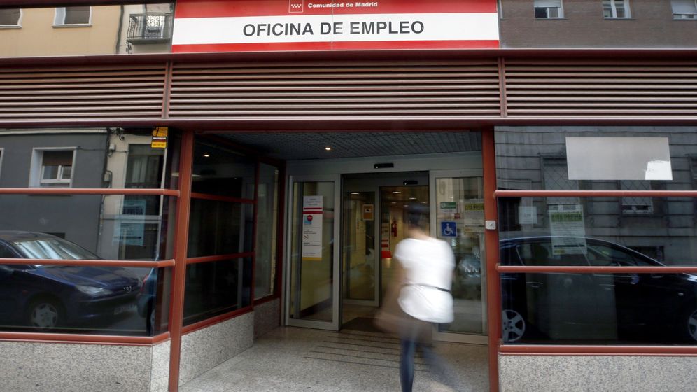 Foto: Vista del exterior de una oficina de empleo en Madrid. (EFE)