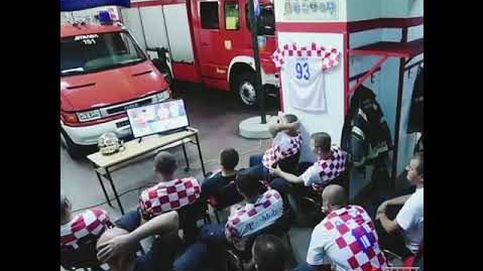 Están viendo el Mundial de fútbol y ocurre una emergencia: así reaccionan unos bomberos croatas