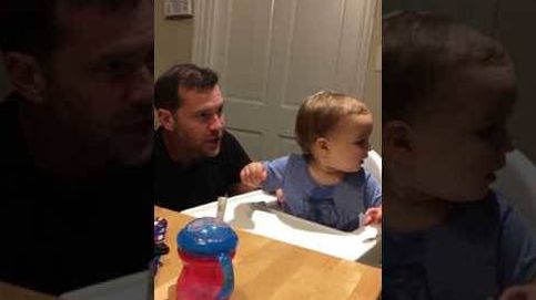 Un padre se lleva una sorpresa al enseñar a su hijo 'beatboxing'