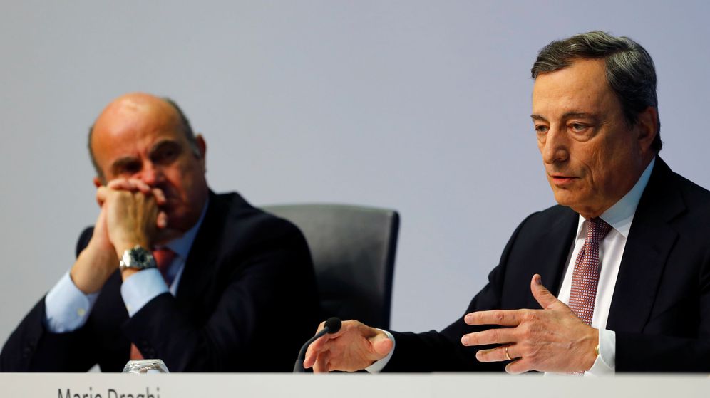 Foto: El presidente del BCE, Mario Draghi, junto al vicepresidente, Luis de Guindos. (Reuters)