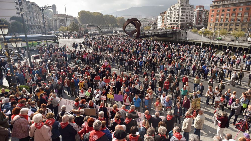 Foto: ConcentraciÃ³n de jubilados y pensionistas ante el Atyuntamiento de Bilbao el pasado lunes. (EFE)