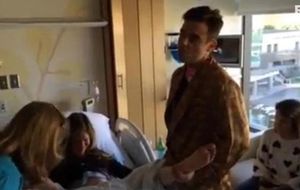 Robbie Williams canta mientras su mujer da a luz