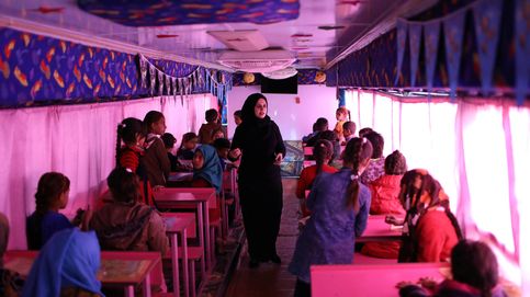 Una escuela ambulante en un autobús devuelve la esperanza a niños iraquíes