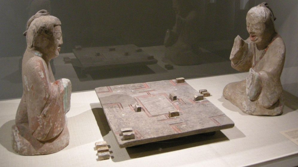 Foto: Dos estatuas de aristócratas jugando al Liubo, halladas en un enterramiento del periodo de la dinastía Han del Este (25–220 a.C)