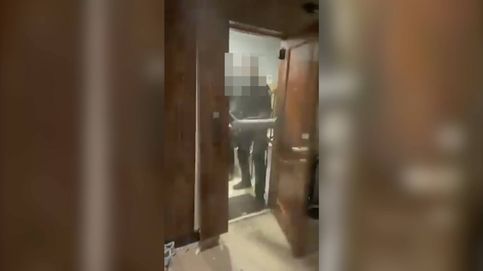 La Policía tira abajo la puerta de una casa por una fiesta ilegal sin orden judicial.