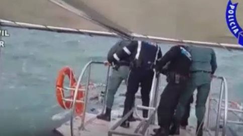 El angustioso rescate de la Guardia Civil a un joven arrastrado por una ola