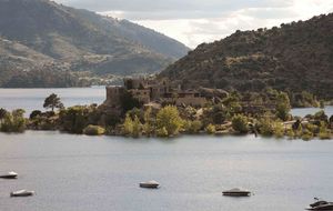Se vende isla privada en Ávila... con castillo incluido