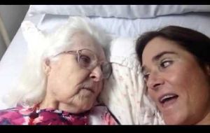 Una anciana con alzhéimer reconoce a su hija