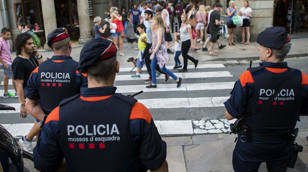 Foto: Una unidad de los Mossos d'Esquadra, por las calles del centro de Barcelona. (EFE)