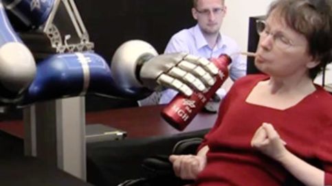 Logran que la mente de un tetrapléjico controle un brazo robótico