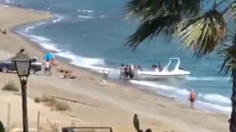 Los narcotraficantes del Estrecho descargan fardos de droga en la playa de Estepona (Málaga)