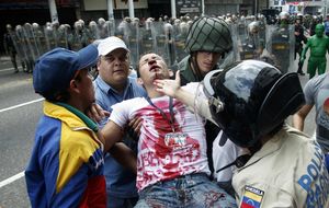 Enfrentamientos violentos en una marcha contra el gobierno de Maduro en Venezuela