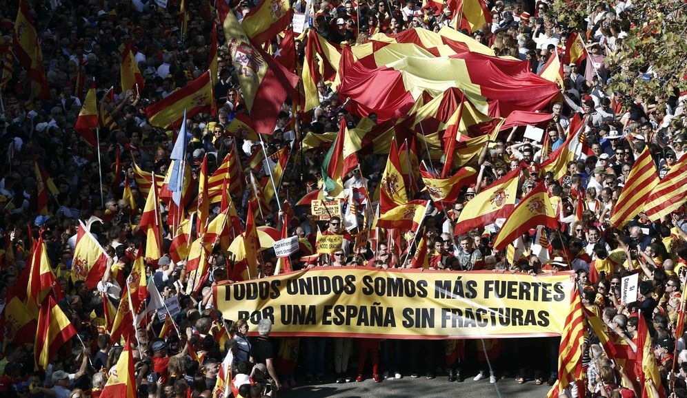 Foto: Manifestación en Barcelona para decir basta al 'procés'. (EFE)