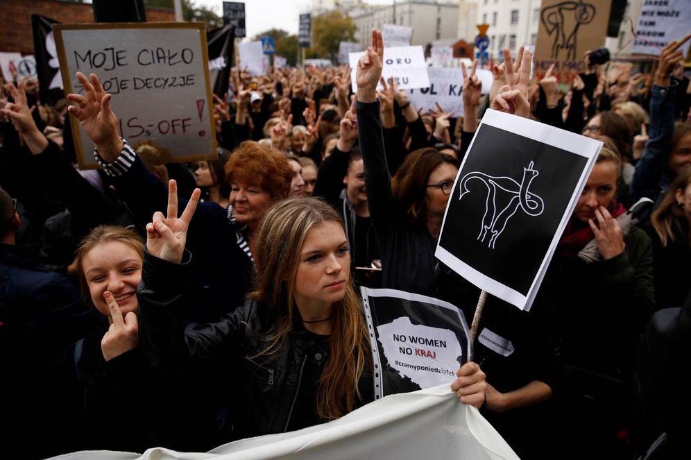 Foto: Mujeres durante una protesta contra los planes contra el aborto del Gobierno polaco, en Varsovia. (Reuters) 