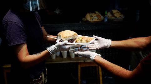 Un restaurante da comida gratuita en plena crisis y muere Rubem Fonseca: el día en fotos