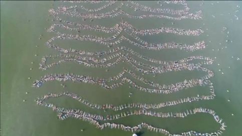 Récord Guinness Mundial: 2.000 personas flotando de la mano en Argentina