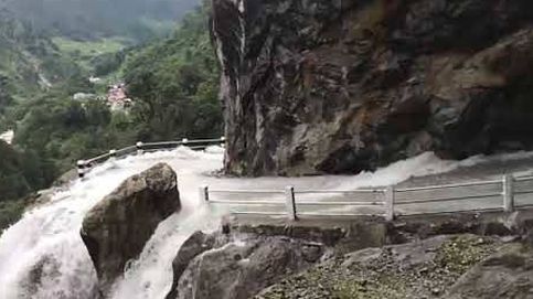 Una espectacular catarata anega una carretera en Nepal