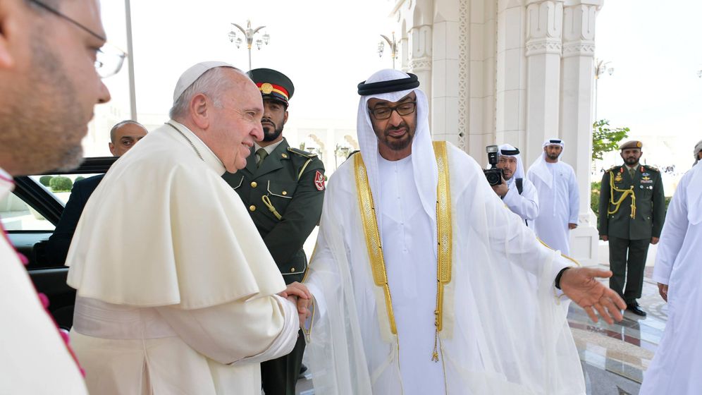 Foto: El papa Francisco saluda al prÃ­ncipe heredero Mohamed bin Zayed Al Nahyan en Abu Dabi. (Reuters)