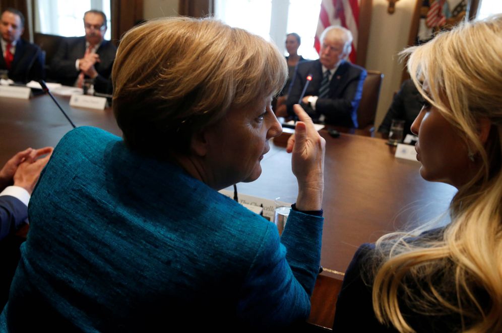 Foto: Merkel charla con Ivanka Trump durante una reunión con el presidente Trump en la Casa Blanca. (Reuters) 