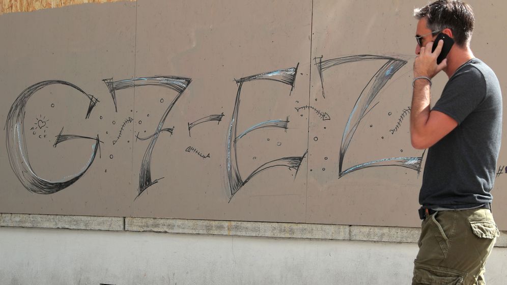 Foto: Un grafiti que reza G7-Ez (G7-No) en una calle de Bayona, cerca de Biarritz. (Reuters)