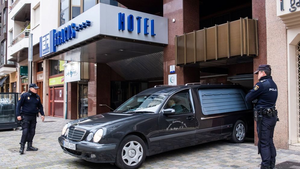 Foto: Un coche fúnebre sale del hotel de Logroño donde murió la niña de 5 años. (EFE)