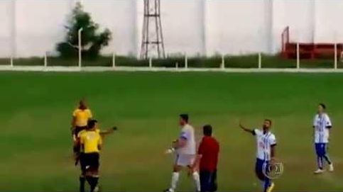 ¡Un árbitro saca una pistola durante un partido en Brasil!