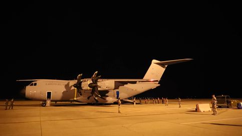 Aterriza el avión con los primeros evacuados españoles y afganos, en imágenes