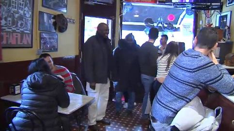 Vecinos y clientes de un bar recaudan dinero para que un inmigrante vaya al funeral de su madre