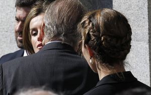 Los Reyes y la infanta Elena, muy pendientes de Letizia en el funeral del 11-M
