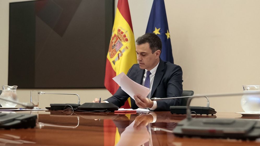 Foto: El presidente del Gobierno, Pedro Sánchez, en una videoconferencia con presidentes de las CCAA. (EFE)