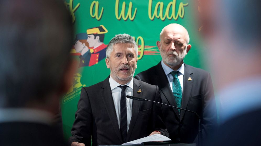 Foto: El ministro del Interior, Fernando Grande-Marlaska (i), en presencia del ex director general de la Guardia Civil Félix Azón. (EFE)
